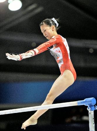 　女子予選　寺本明日香の段違い平行棒＝東京体育館