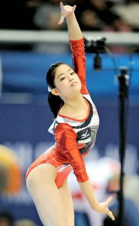 　女子予選　新竹優子の床運動＝東京体育館