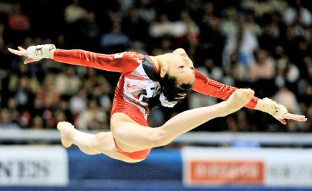 　女子予選　飯塚友海の床運動＝東京体育館