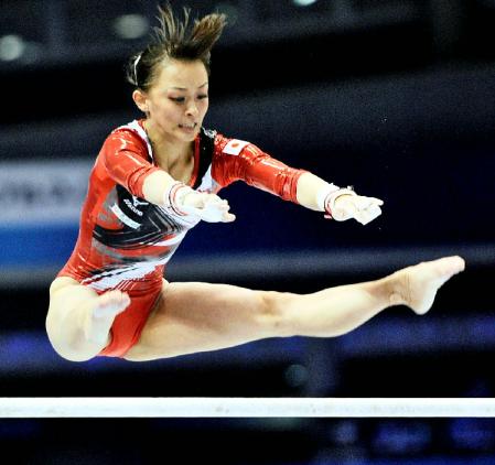 　女子予選　田中理恵の段違い平行棒＝東京体育館