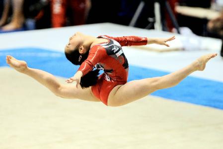 　女子団体総合決勝　鶴見虹子の床運動＝東京体育館