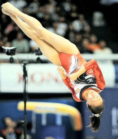 　女子団体総合決勝　大島杏子の床運動＝東京体育館