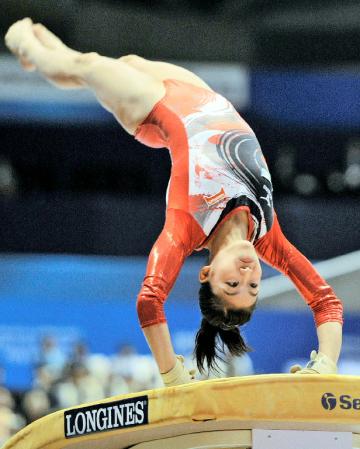 　女子団体総合決勝　新竹優子の跳馬＝東京体育館