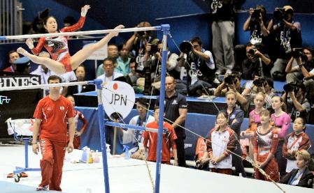 　女子団体総合決勝　ミスが出た鶴見虹子の段違い平行棒を見る日本選手（右）ら＝東京体育館