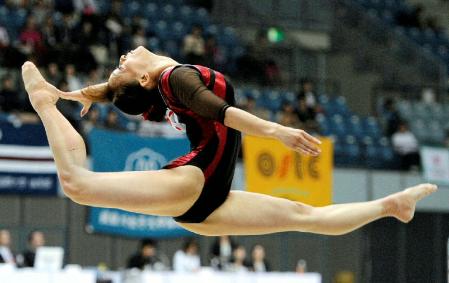 　女子種目別決勝の床運動で優勝した田中理恵＝千葉ポートアリーナ