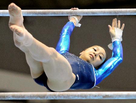 　女子個人総合　笹田夏実の段違い平行棒＝国立代々木競技場