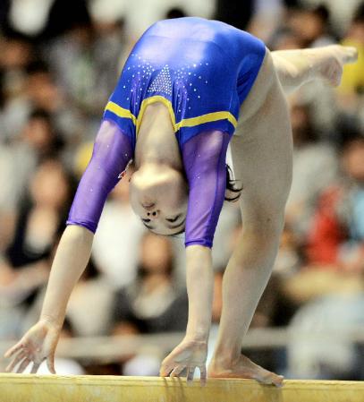 　女子個人総合　五輪代表に決まった美濃部ゆうの平均台＝国立代々木競技場