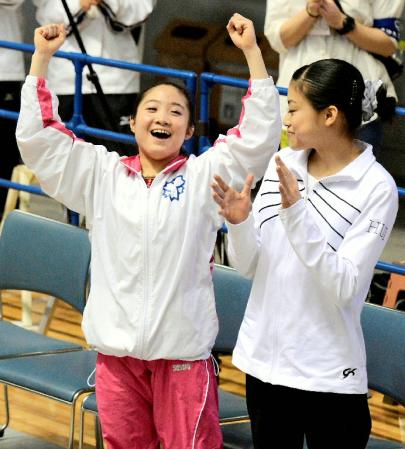 　五輪代表に決まりガッツポーズで喜ぶ鶴見虹子。右は新竹優子＝国立代々木競技場