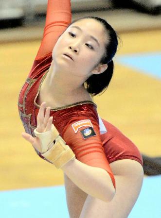 　女子個人総合　五輪代表に決まった鶴見虹子の床運動＝国立代々木競技場