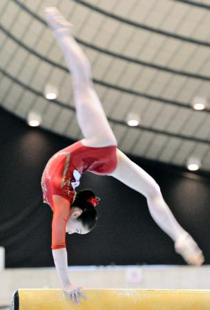 　女子個人総合　五輪代表に決まった鶴見虹子の平均台＝国立代々木競技場