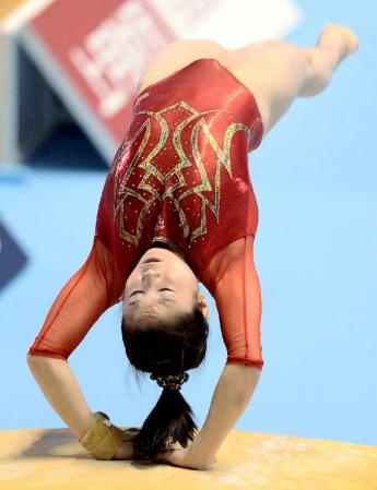 　女子個人総合　鶴見虹子の跳馬＝国立代々木競技場