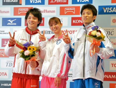 ３きょうだいそろって五輪行きを決め、笑顔でＶサインを見せる（左から）田中佑典、理恵、和仁＝国立代々木競技場（撮影・出月俊成）