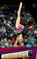 　女子予選　寺本明日香の平均台＝ノースグリニッジ・アリーナ（共同）