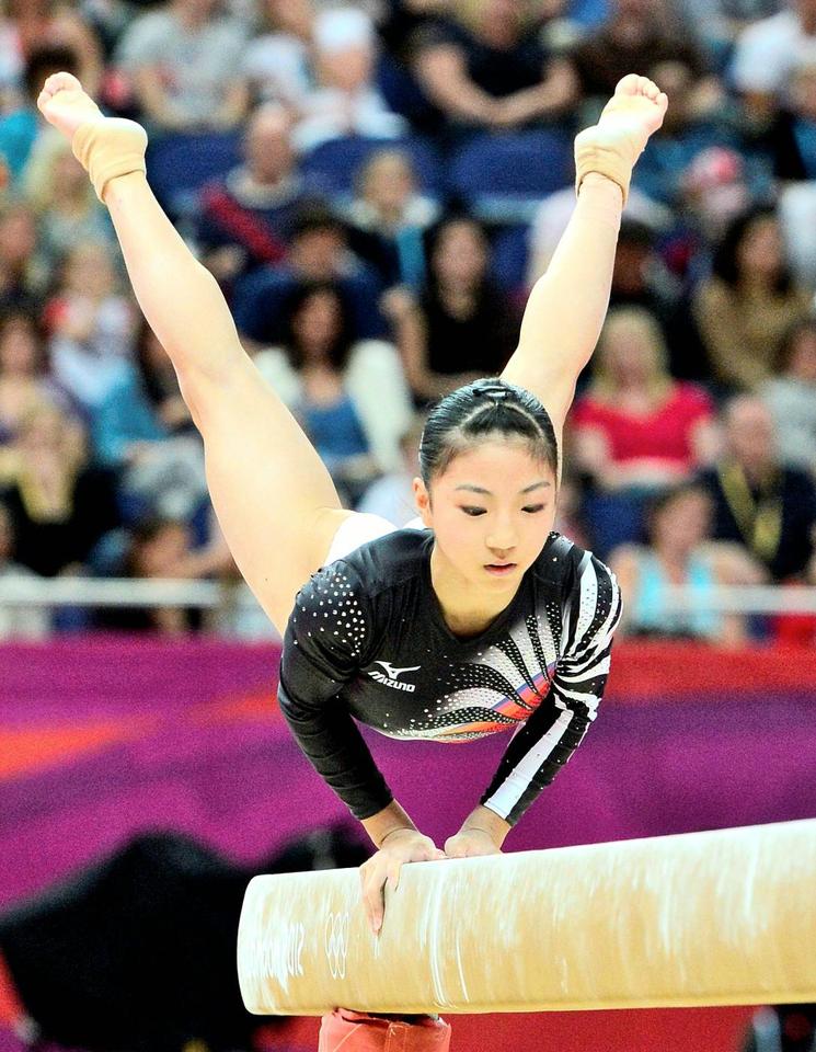 　女子予選　寺本明日香の平均台＝ノースグリニッジ・アリーナ（共同）