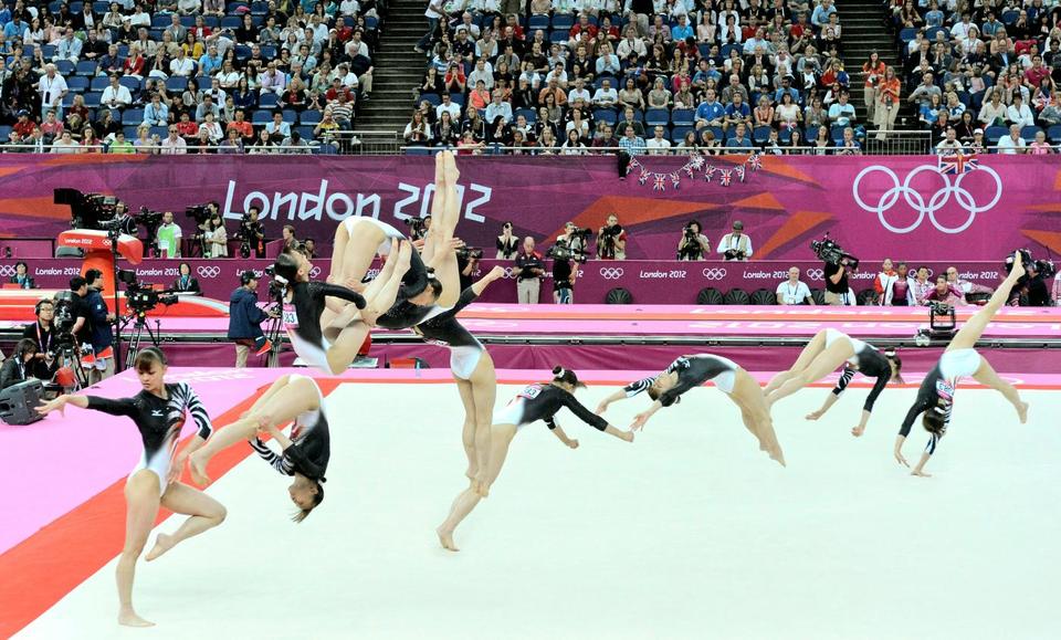 　女子個人総合決勝　田中理恵の床運動の連続合成写真（右から左へ）＝ノースグリニッジ・アリーナ（共同）