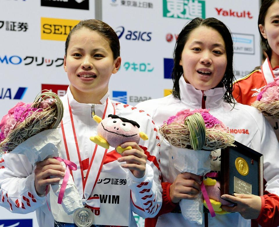 女子４００メートル個人メドレーで五輪出場を決めた高橋美帆（右）と清水咲子＝東京辰巳国際水泳場（撮影・棚橋慶太）