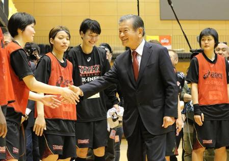 女子日本代表選手たちを激励する日本バスケットボール協会の川淵三郎会長＝東京都北区の味の素ナショナルトレーニングセンター