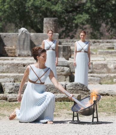 　ギリシャのオリンピア遺跡で行われたリオデジャネイロ五輪の聖火採火式のリハーサルで、太陽光から採火するみこ役の女優＝２０日（共同）