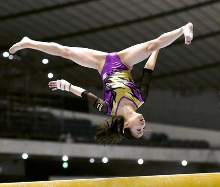 　平均台の演技をする寺本明日香