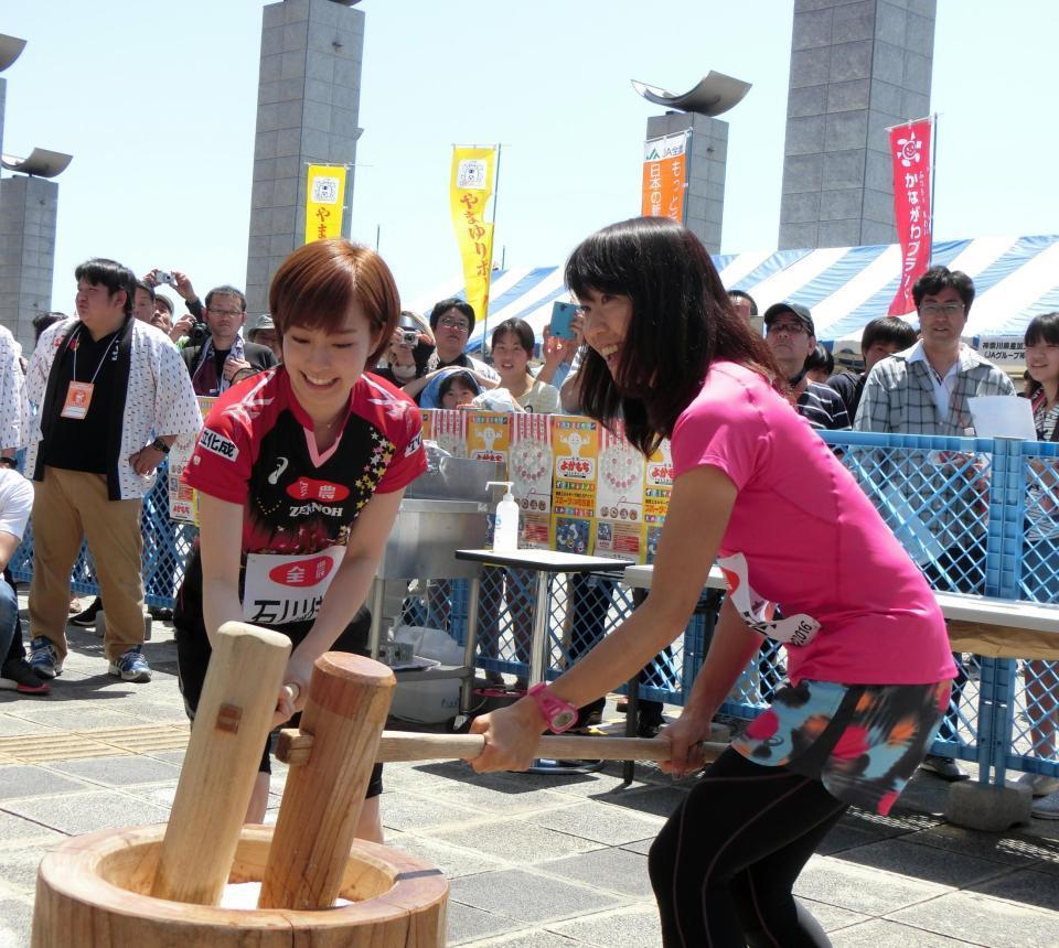 チビリンピックでもちつきを披露する石川（左）と高橋尚子さん