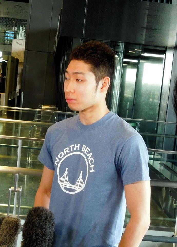 欧州遠征に出発した萩野公介＝成田空港