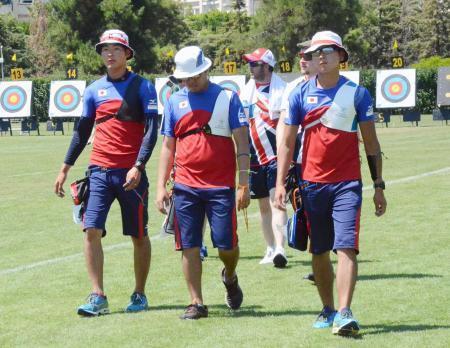 　アーチェリーのリオ五輪世界最終予選で敗退した日本男子。前列左から大井、古川、鬼山＝トルコ・アンタルヤ（共同）