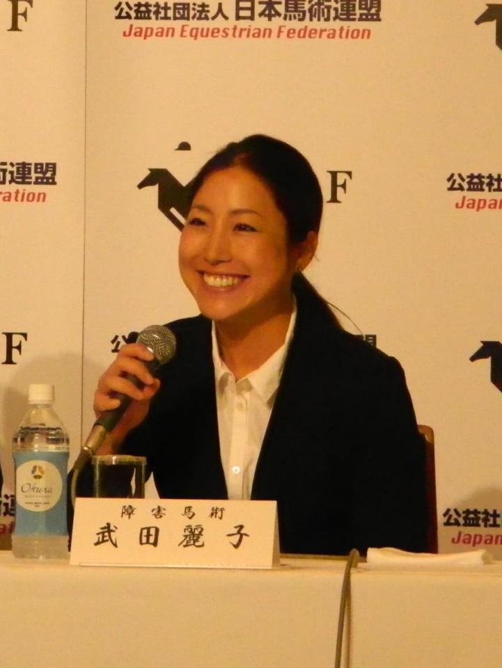 　笑顔で質問に応じる障害馬術の武田麗子＝東京・ホテルオークラ