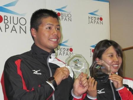 リオ五輪出場権を獲得し、笑顔の平井（左）と貴田