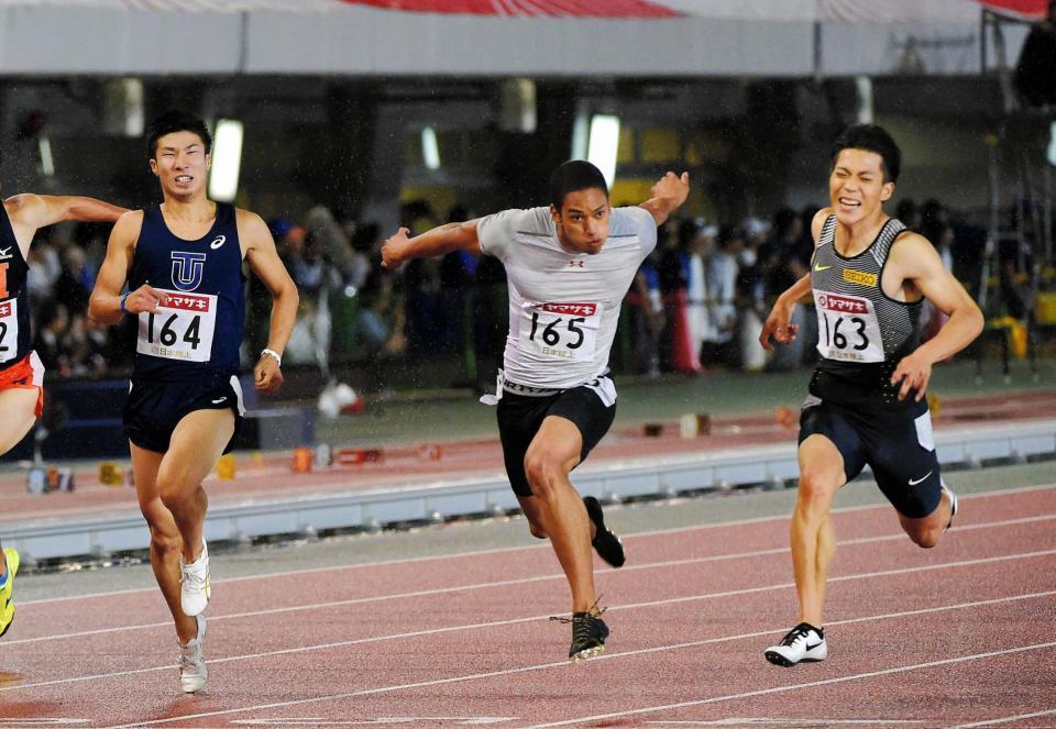 　ケンブリッジ飛鳥（中央）に続き２位の山県亮太（右）。左は３位の桐生祥秀