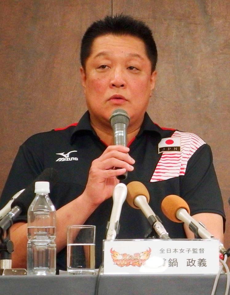 　リオデジャネイロ五輪のバレーボール女子日本代表を発表した真鍋監督（共同）