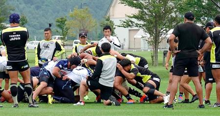 　合同練習でヤマハ発動機とスクラムを組むラグビー日本代表（右側）＝北海道網走市