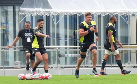 　ジョセフＨＣ（左端）の前で南アフリカ戦に向けて調整するティモシー（中央左）とラブスカフスニ。右端はリーチ・マイケル