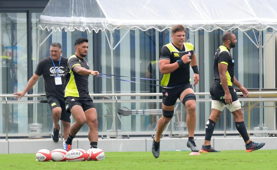 　ジョセフＨＣ（左端）の前で南アフリカ戦に向けて調整するティモシー（中央左）とラブスカフスニ。右端はリーチ・マイケル