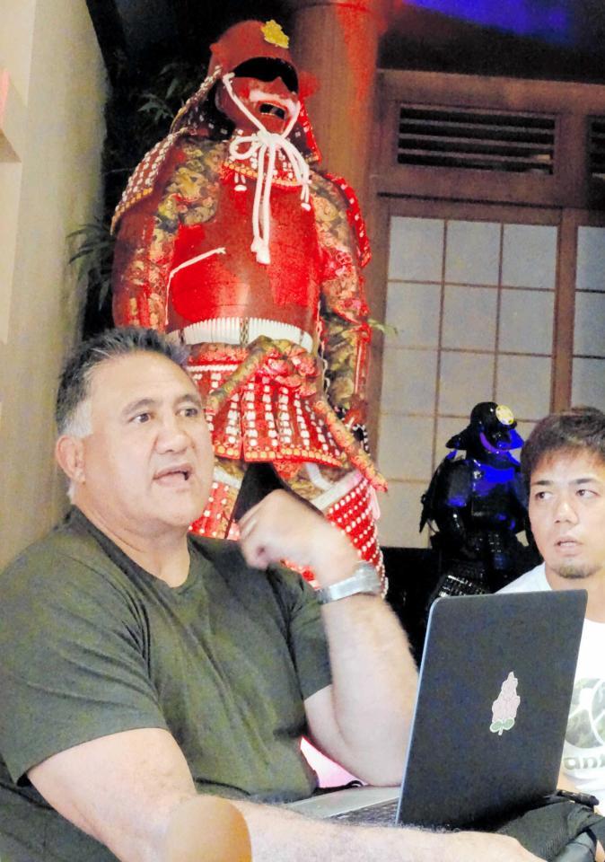　ラグビー日本代表のシンボルである甲冑「カツモト」をバックに＝６月