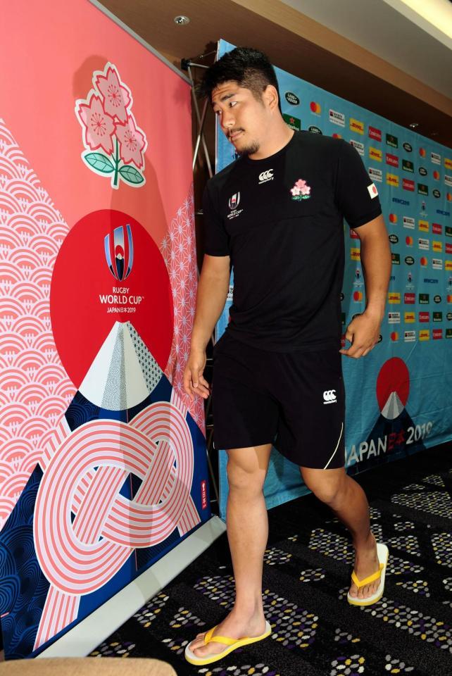 　会見場に掲げられたエンブレムを見つめ闘志を燃やすラグビー日本代表の松田