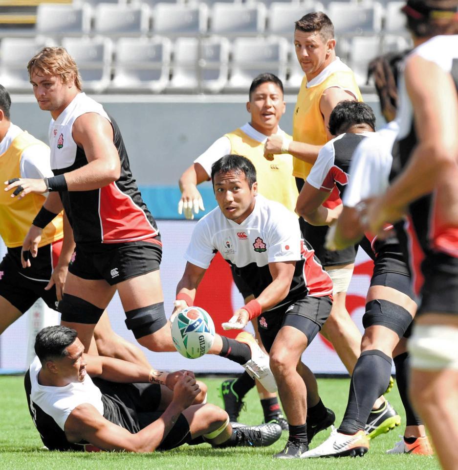 　実戦形式の練習でパスを出す流大