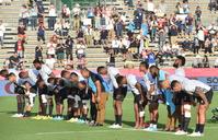 ウルグアイに惜敗するも観衆にお辞儀であいさつするフィジー選手＝釜石鵜住居復興スタジアム