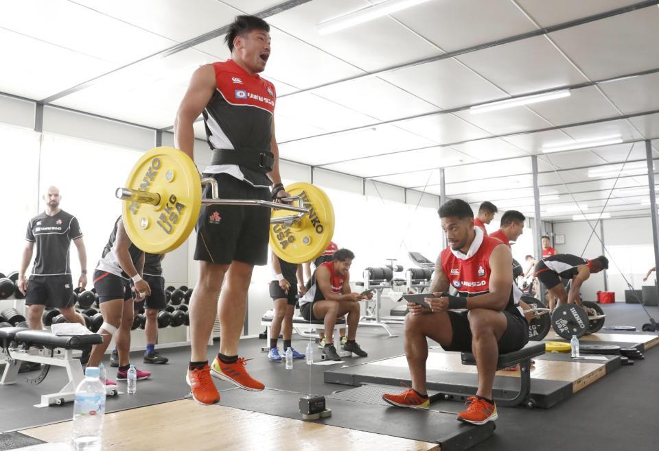 　アイルランド戦に向けてウエートトレーニングする中村（手前左）ら＝浜松市