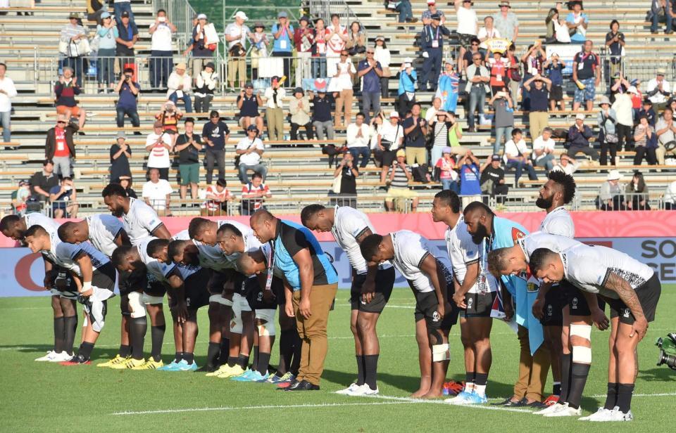 ウルグアイに惜敗するも観衆にお辞儀であいさつするフィジー選手＝釜石鵜住居復興スタジアム