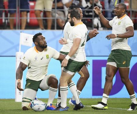 　後半、トライを決め祝福される南アフリカのコリシ（左端）＝豊田スタジアム