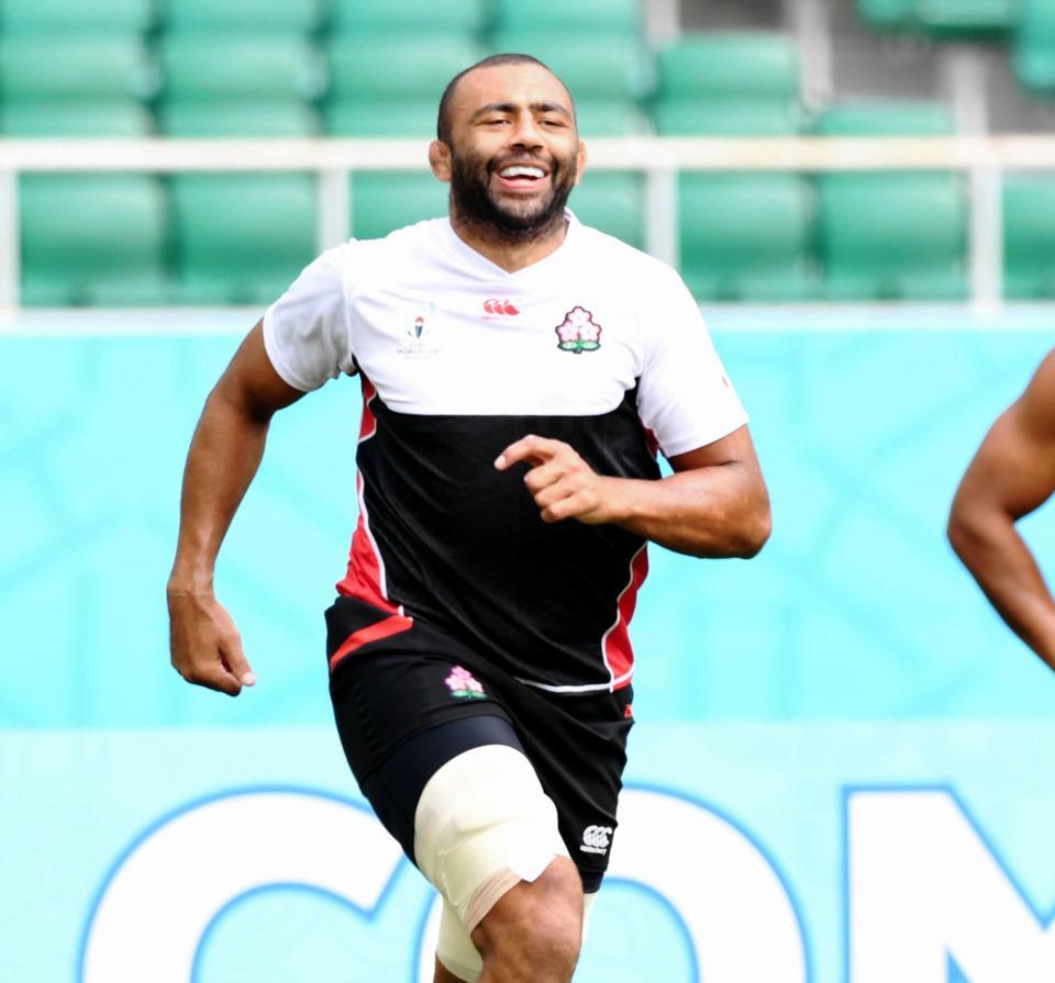 　笑顔でランニングするリーチ・マイケル＝エコパスタジアム（撮影・棚橋慶太）