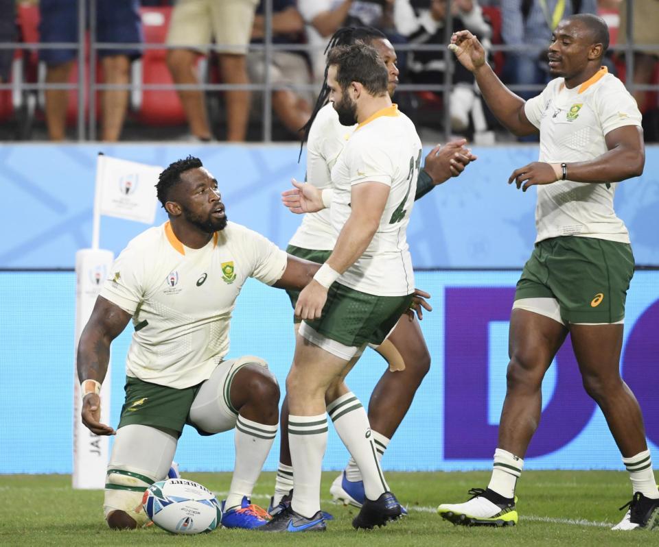 　後半、トライを決め祝福される南アフリカのコリシ（左端）＝豊田スタジアム