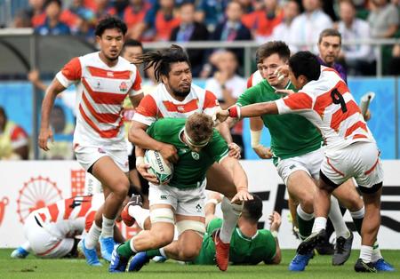 　前半、タックルし突進を阻む堀江（中央）