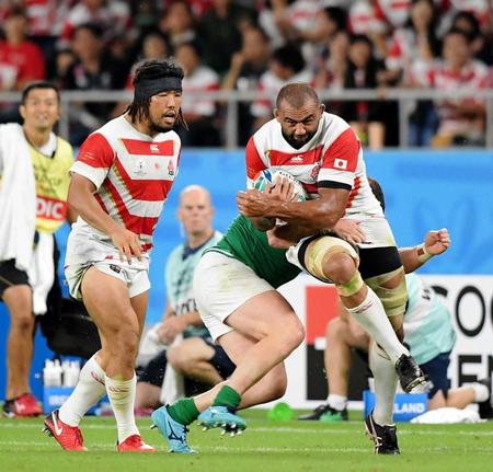 　後半　タックルを受けながら突進するリーチ。左は堀江