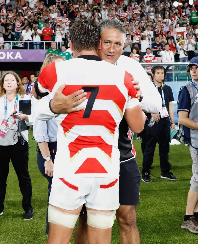 　アイルランドに勝利し、ラブスカフニ（７）と抱き合うジョセフ・ヘッドコーチ