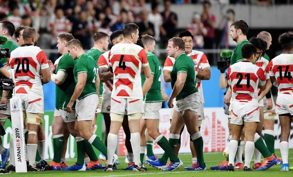 　日本代表フィフティーンが作った花道を引き揚げるアイルランド代表フィフティーン