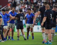 　ノーサイドとなり、健闘をたたえ合うサモア、スコットランド両フィフティーン