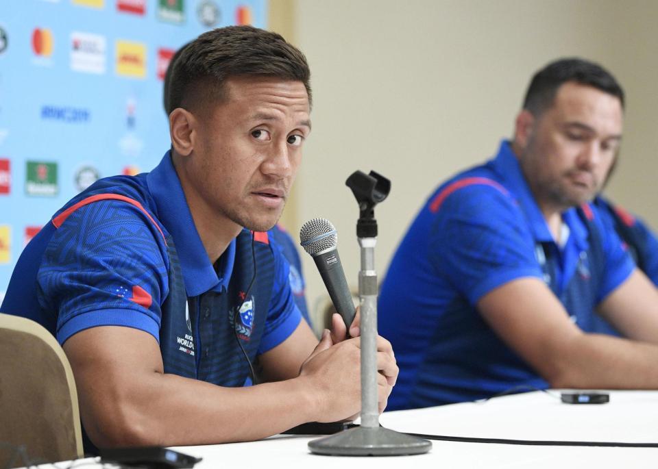 　日本戦を前に記者会見するサモアのナナイウィリアムズ（左）＝３日、名古屋市