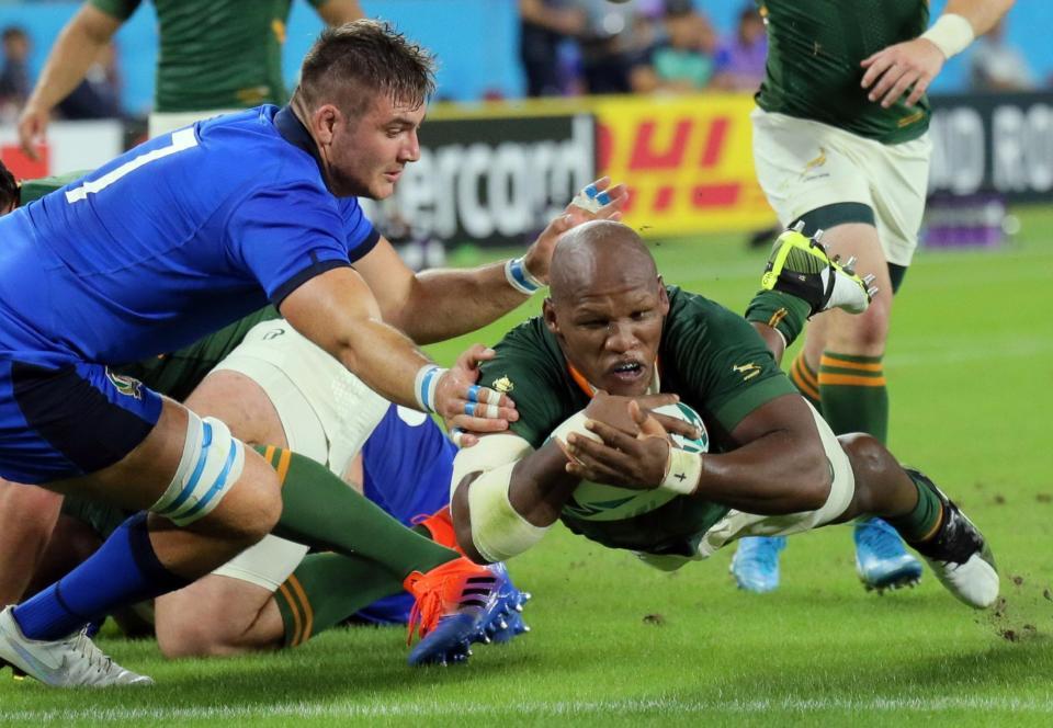 　前半、モールで押した後、飛び込んでトライを決めるムボナンビ