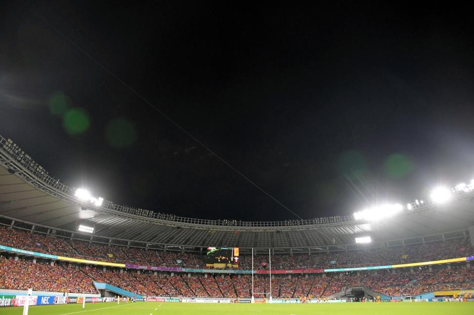 一部の照明が消えた東京スタジアム＝９月２９日